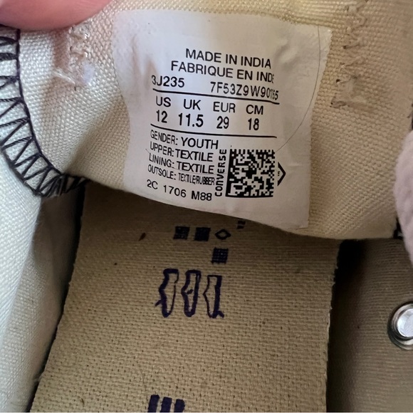 12 Kids Converse Black Canvas Low-Top Sneakers with White Laces - Picture 4 of 4